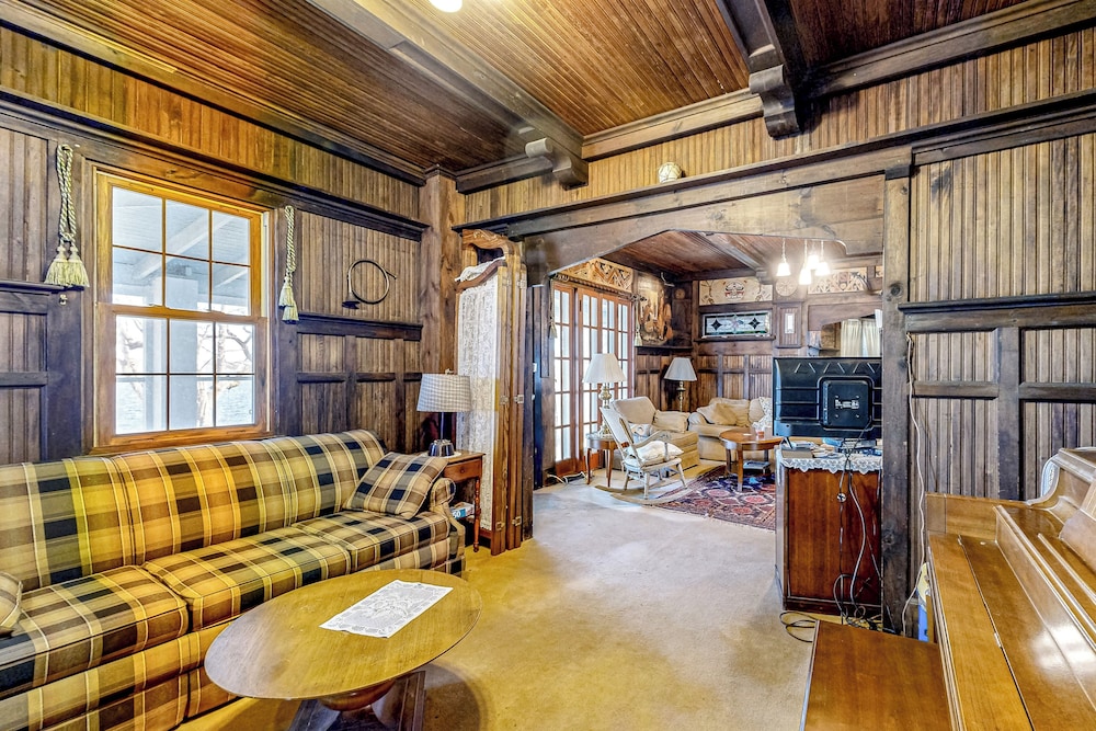 6BR Lakefront Estate w/ Private Piers & Patios