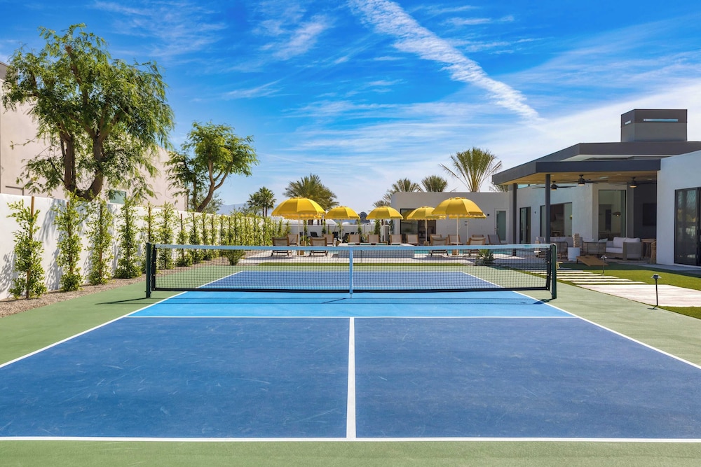 Sleeps 34 2 Villas, Pool, Pickleball + Bocce Polo Villas Elara by Avantstay