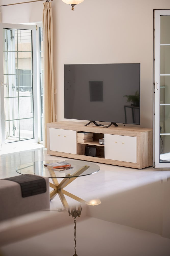 The White Marble Luxury City Apt