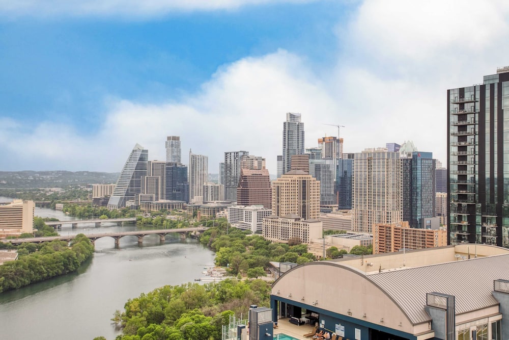 Luxe High Rise Near DT Austin w/ Views Rooftop Pool, Gym, & Luxe Amenities