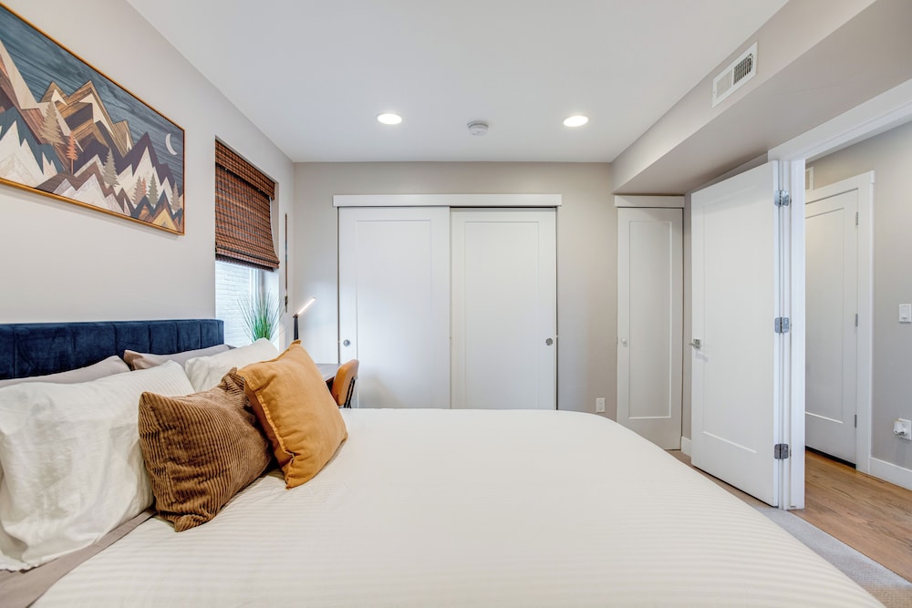 1 Mi to Dtwn Denver: Sleek Duplex w/ Rooftop Deck!
