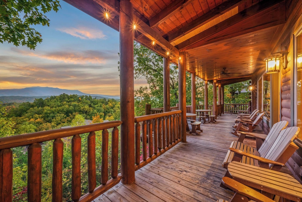 56-guest Retreat Panoramic Views, Hot Tubs, Game Room & Theater Seasonal Outdoor Pool Near Dollywood, Gatlinburg