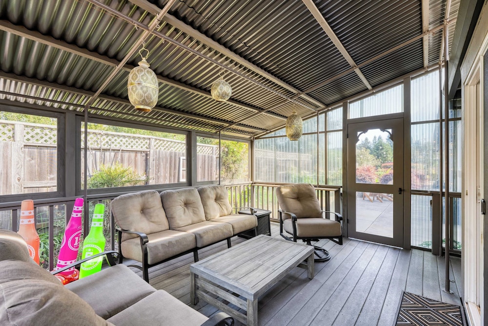 Pool + Hot Tub + Firepit + Game Room Minutes From Sebastopol & Russian River Baker Lane Retreat