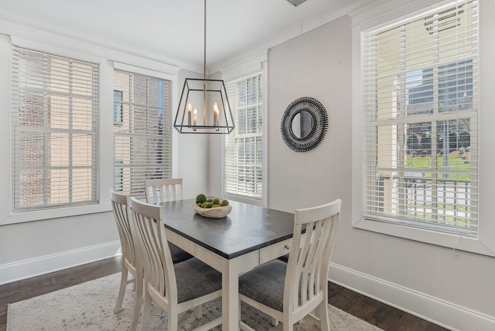 Ivory - Private Porch - Walk to Centennial Park