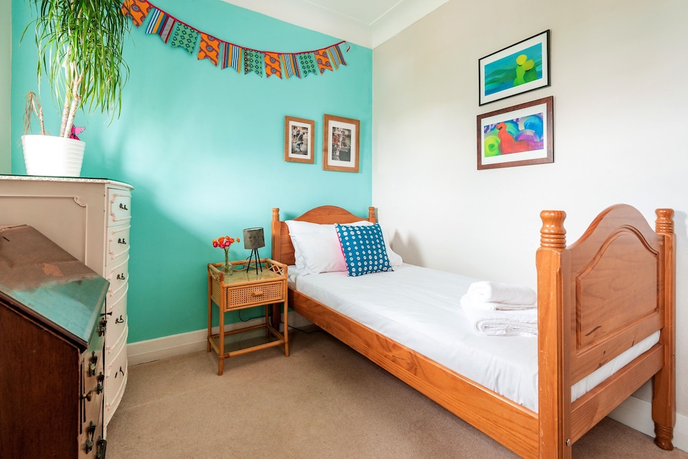 Majestic Home With Beautiful Garden in North West London by Underthedoormat