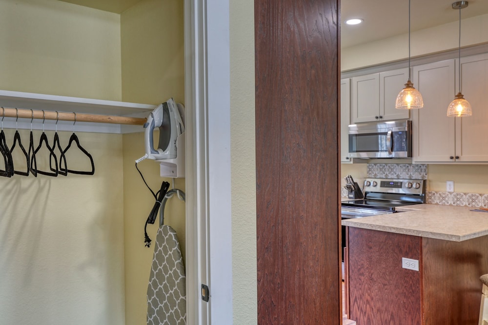 Modern Condo Near BH Attractions-garage Parking