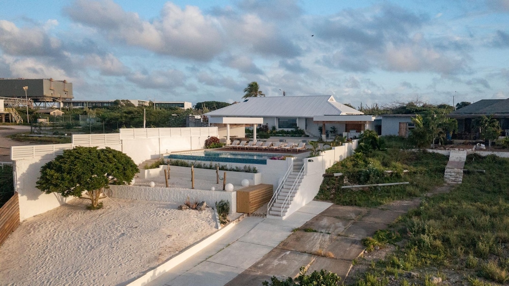 Beachfront Villa w Pool Sleeps 16 Dining Tub
