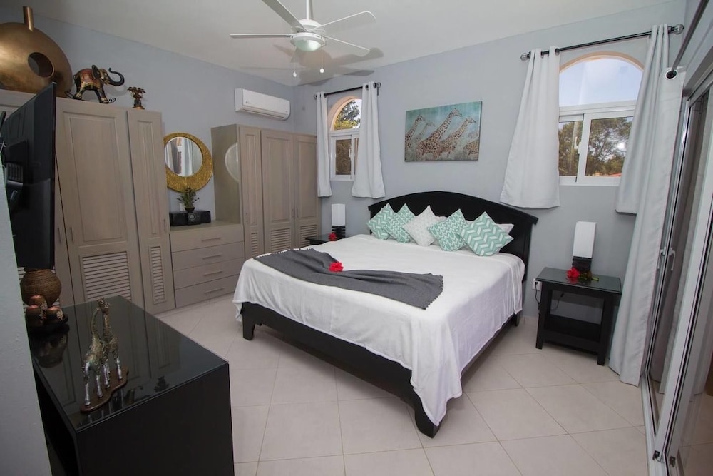 One of a Kind 6 Bedroom Luxury Villa view 5