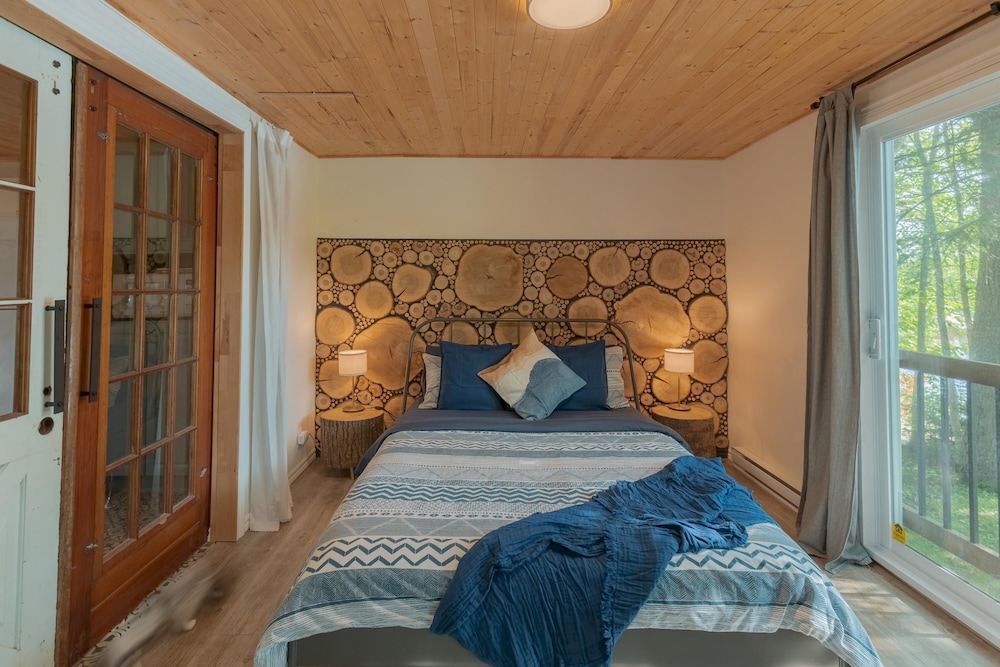 The Phoenix - Riverside Chalet With Beach