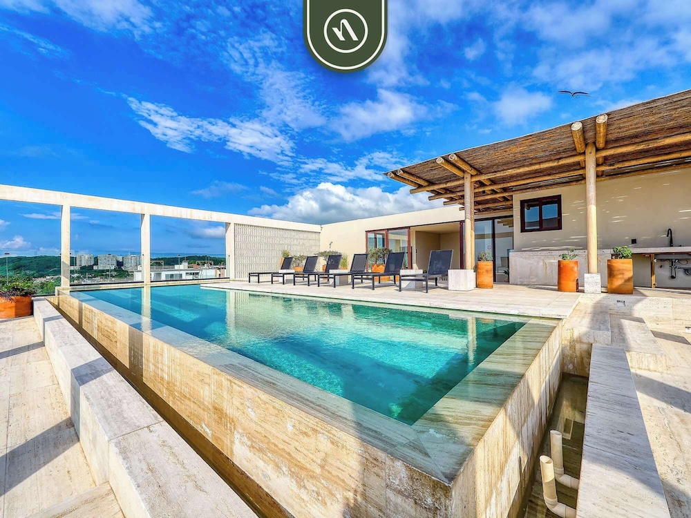 Luxury 4BR Oceanfront Condo - Private Beach - Pool