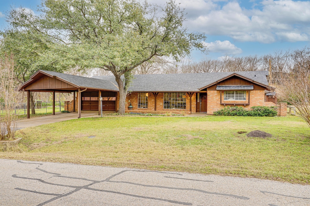 Karaoke Ready! Fort Worth Area Home w/ Pool