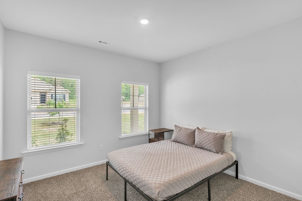 Charming 4br Ranch-style Home Corner Lot 4 Bedroom Home