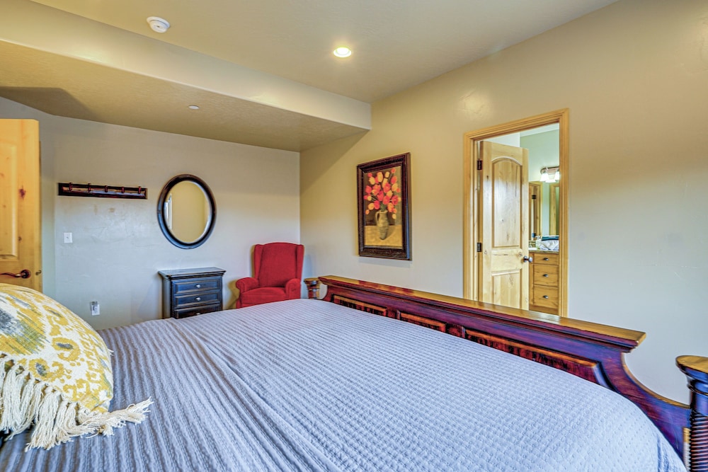 Hot Tub & Mtn-view Deck: Townhome in Eden