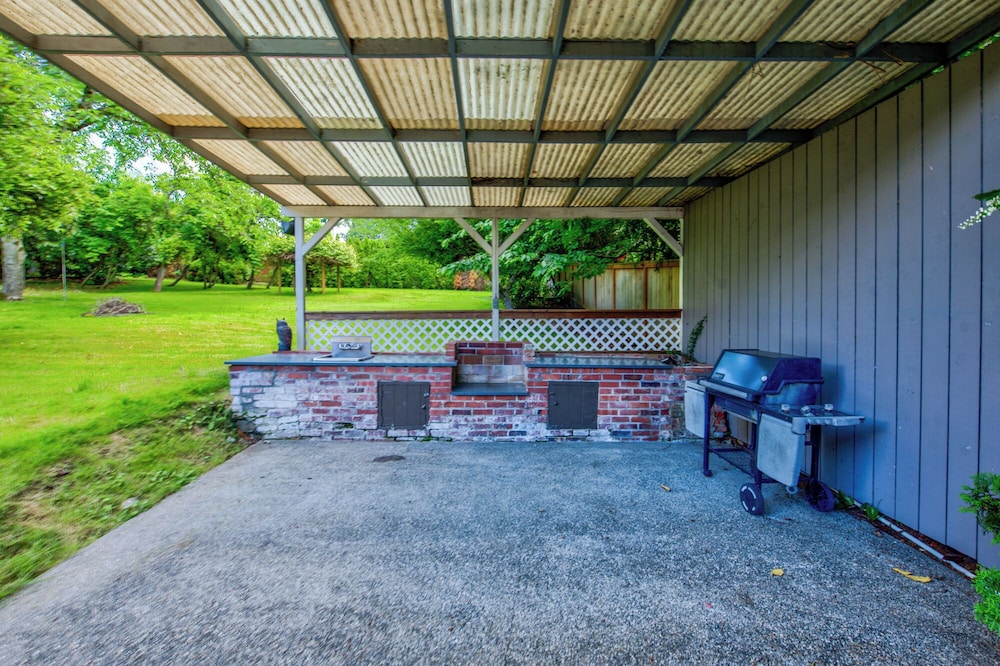 Private park in a cozy home next to I-90 huge yard
