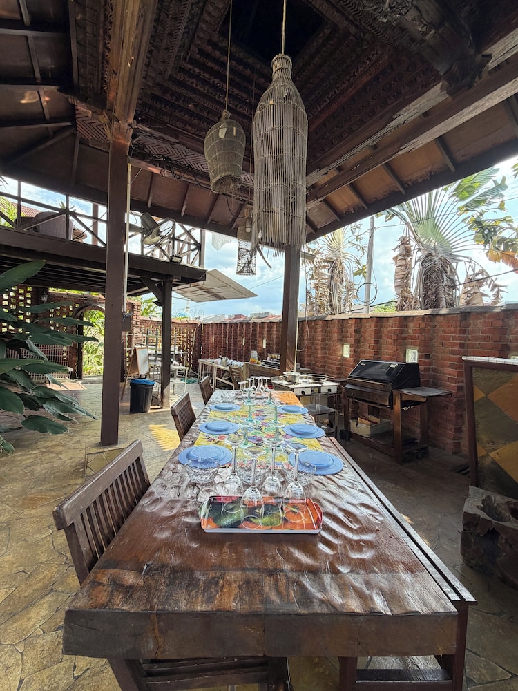 Serene Palm Heritage Tropical Villa