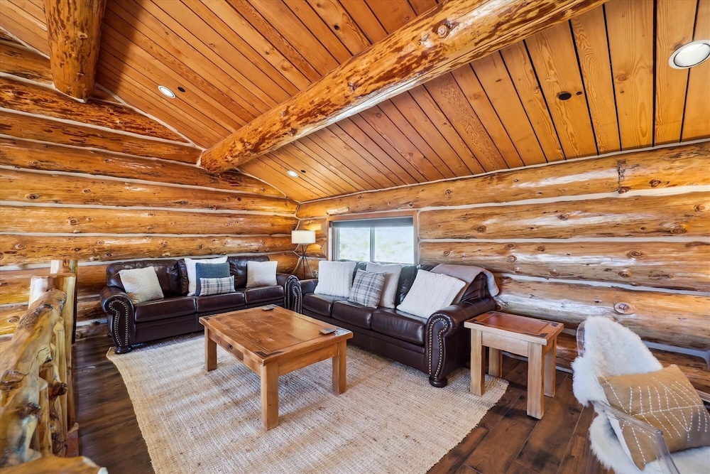 Modern Log Cabin 5 Bedroom Home by RedAwning