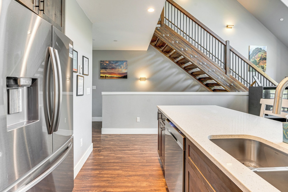 Ski-in/ski-out Gemini Lift Access! Home w/ Hot Tub