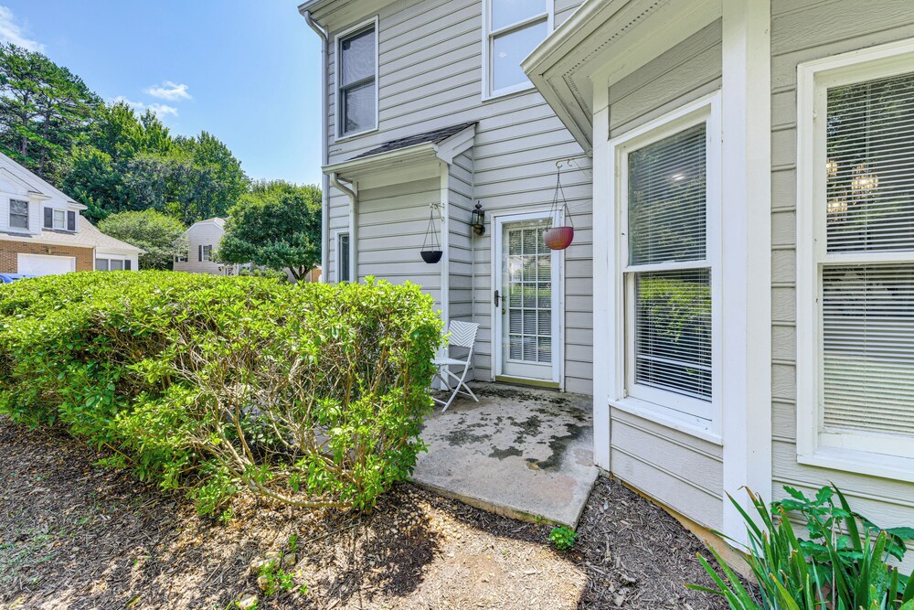 Charlotte Townhome w/ Hot Tub: 9 Mi to Uptown! view 5