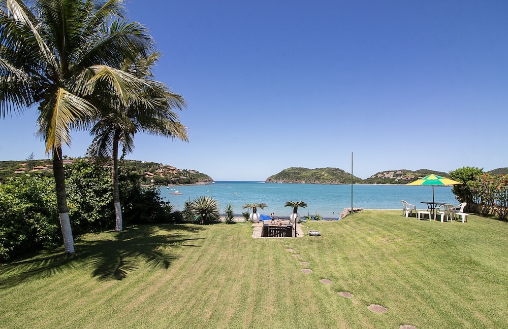 Casa com Cinco Quartos Pé na Areia