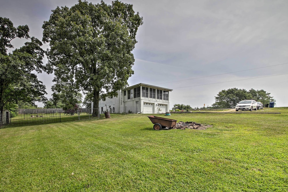 Traditional Country Home in De Soto w/ Yard! - Property Image 25
