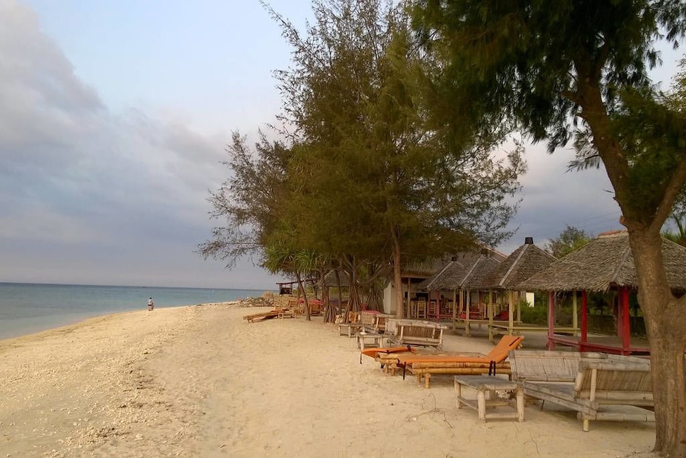 Nusa Indah Bungalows view 3