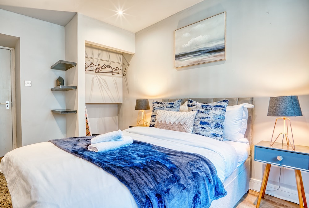 Stylish 2Bed 10 min to Centre Garden view 5