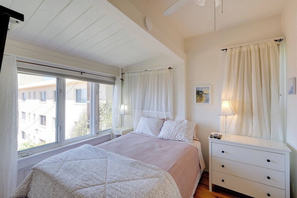 Walk to La Jolla Cove: Dtwn Cottage w/ Ocean View!