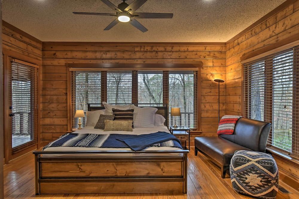 Hot Tub, Grill: Hilltop Log Cabin in Hot Springs! view 4