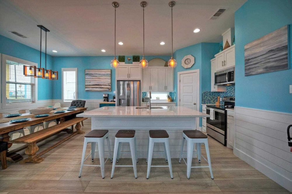 Sleeps 22! 2 Homes Priv Pool, Putting Green, Bar, Deck, Prime Port A Location