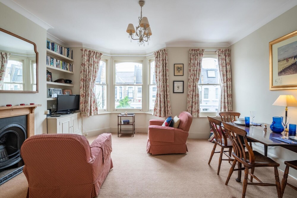 Traditional Fulham Home Close to the River Thames
