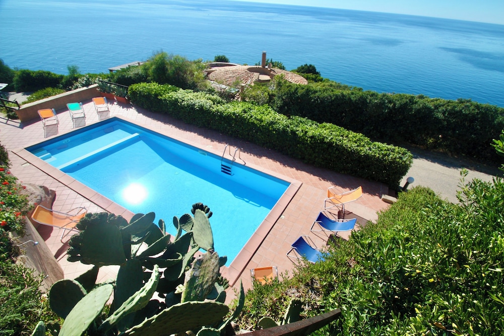 Residence with pool in Costa Paradiso