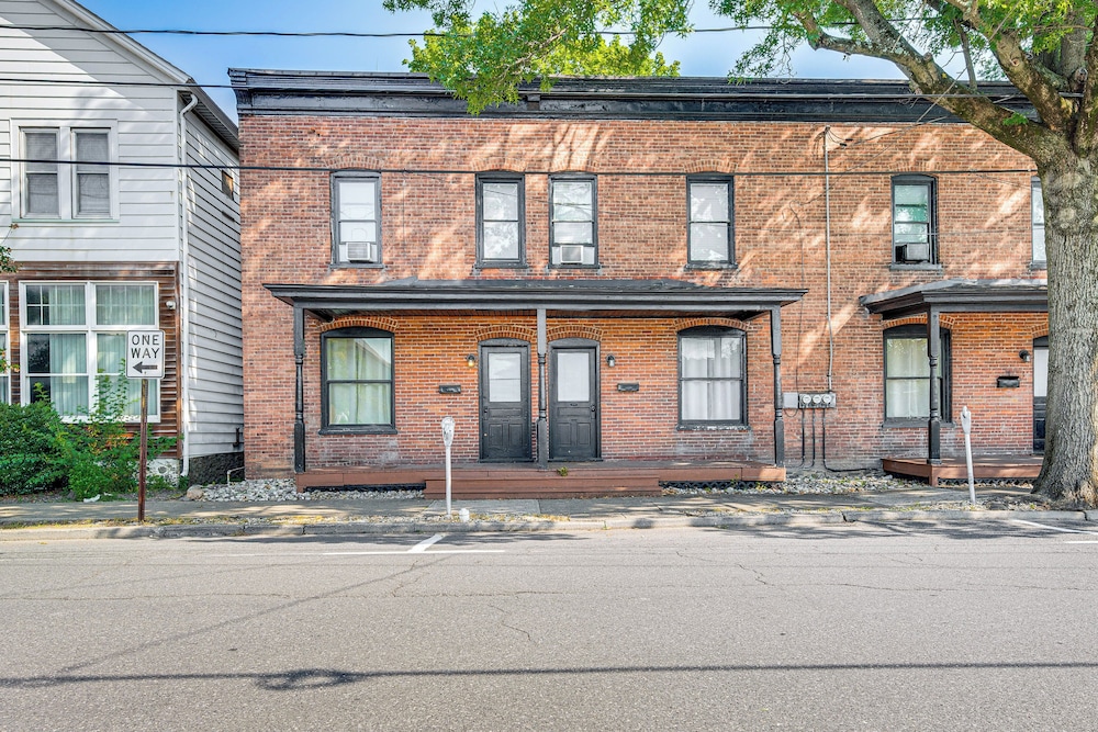Stay & Play in Dtwn Stroudsburg: Updated Townhouse