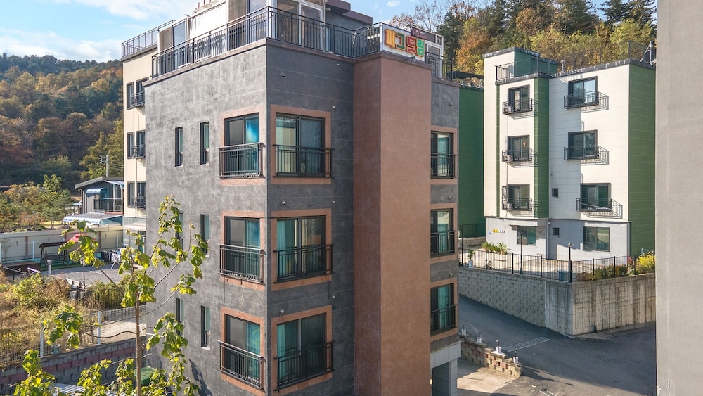 Nami Island Pig Dream Spa Pension view 5