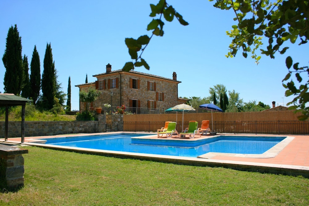 Stunning private villa for 8 guests with private pool, WIFI, TV, terrace, pets allowed and parking