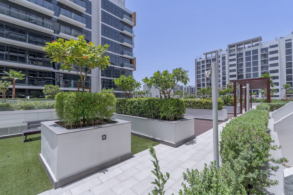 Elegant Studio With Garden in Meydan - Dubai