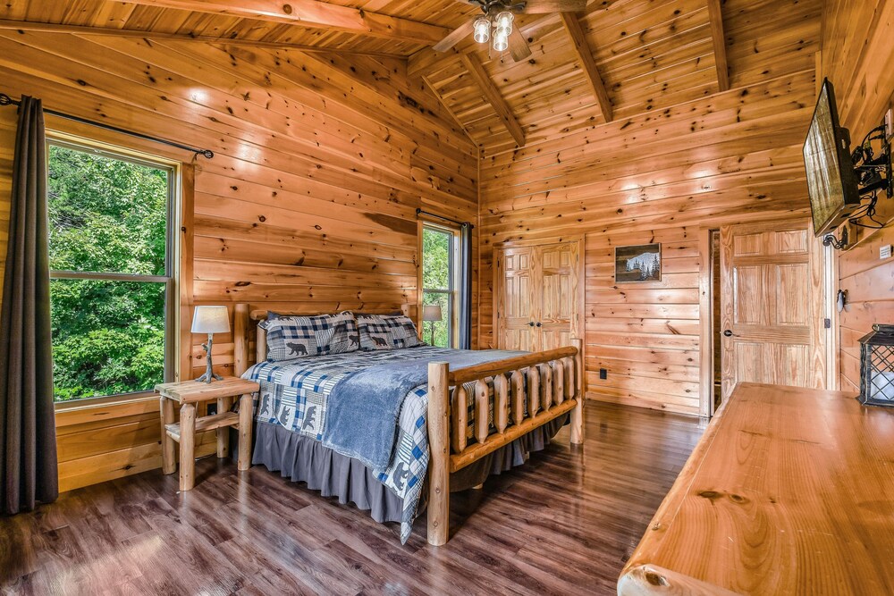 Bear Ridge 3 Bedroom Cabin by RedAwning view 5