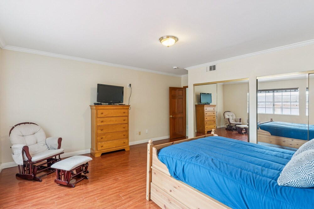Russell House Near Hollywood & Griffith Park 3 Bedroom Home