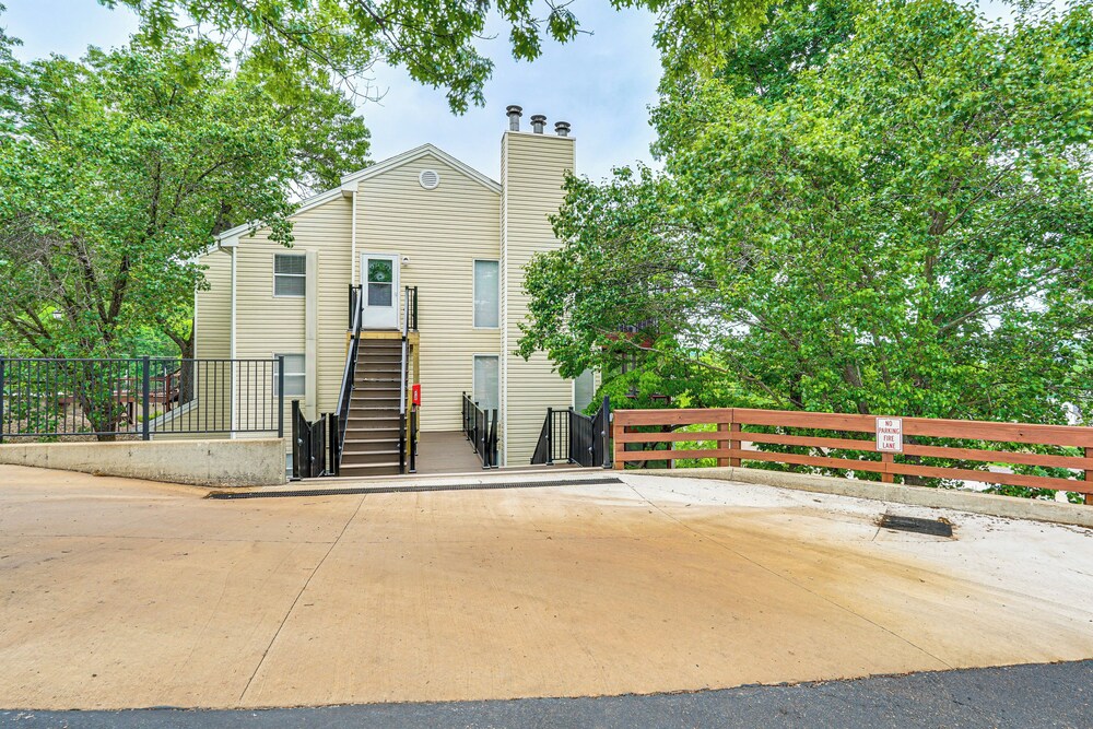 Pet-friendly Condo w/ Pool Access in Osage Beach