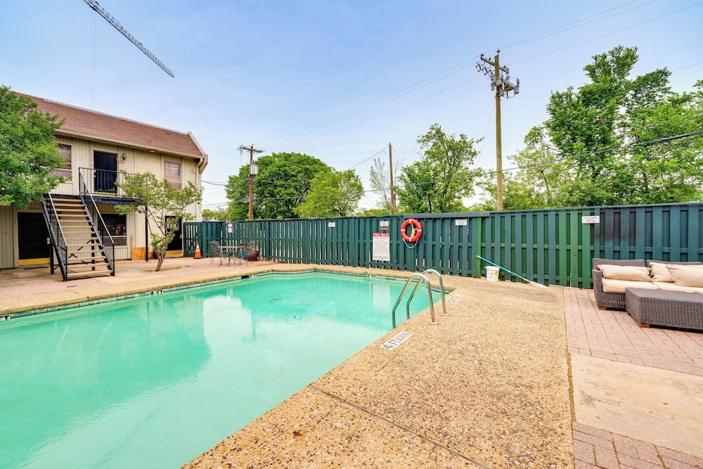 3 Mi to Dtwn Dallas: Condo w/ Walkable Location!