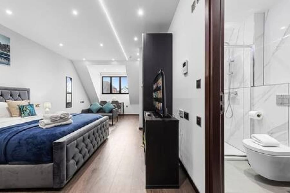 Stylish King Size Bed Studio Near Central London