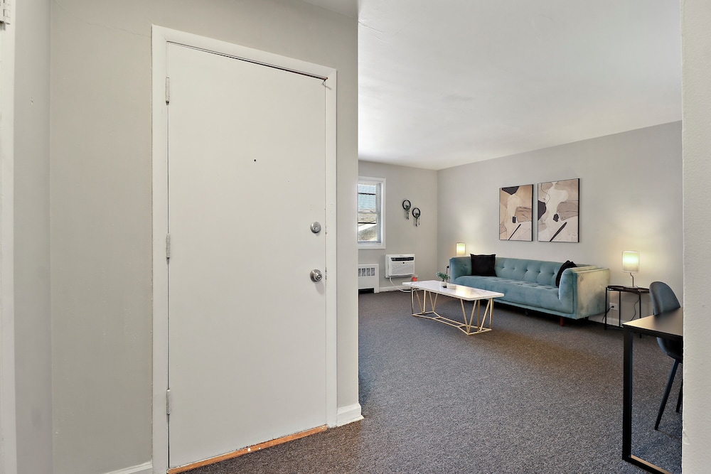 Cozy 1BR Apt Near Shops - Kimball C2