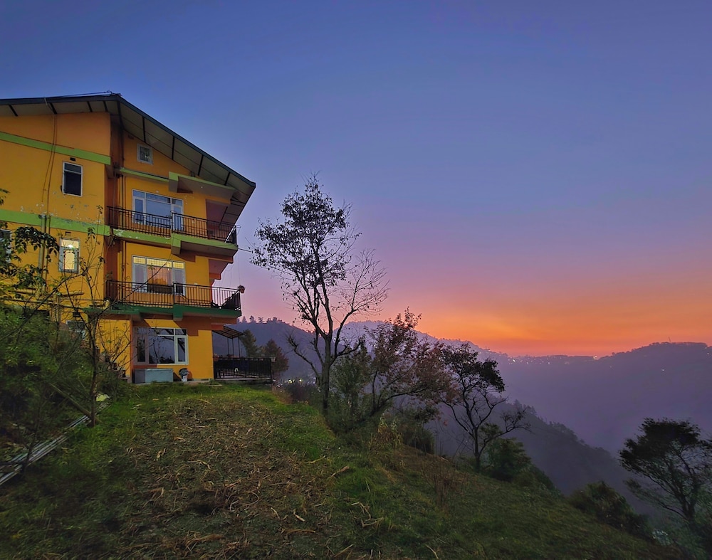 The Cozy Corner Hilltop 360 View Retreat