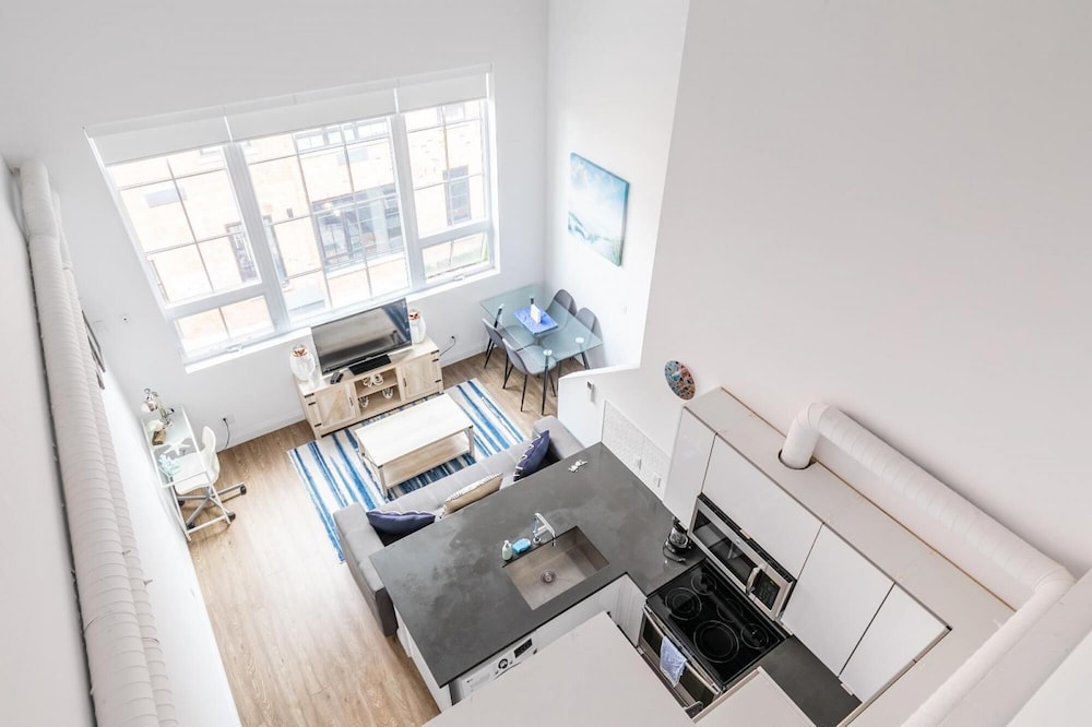 2BR 2 Storey Loft Free Parking Gym - Image 1