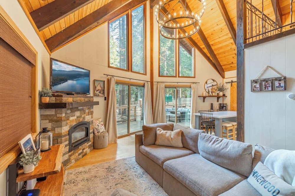 Cozy Tahoma Cabin in the Pines Sleeps 6 + Pets