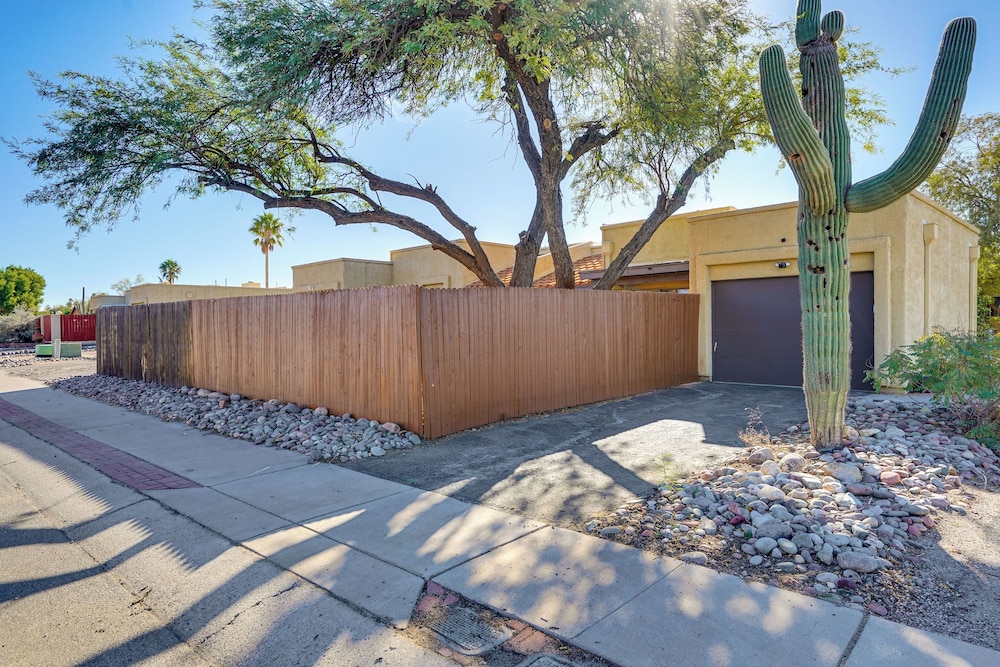 12 Mi to Dtwn Tucson: Tranquil Townhome w/ Office
