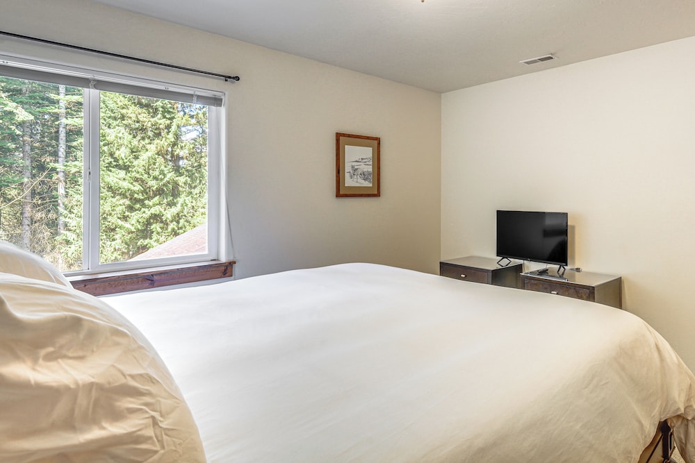 1 Mi to Ponderosa State Park: Condo w/ Pool Access
