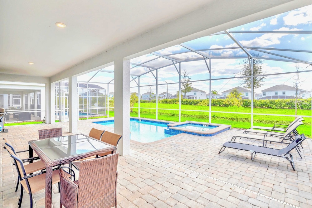 Upstay: Spacious Championsgate Home w Pool & Games
