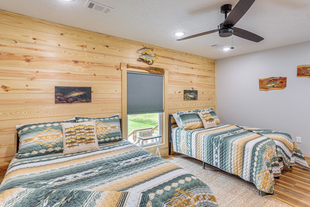 Relax on the River: Modern Mountain View Escape!