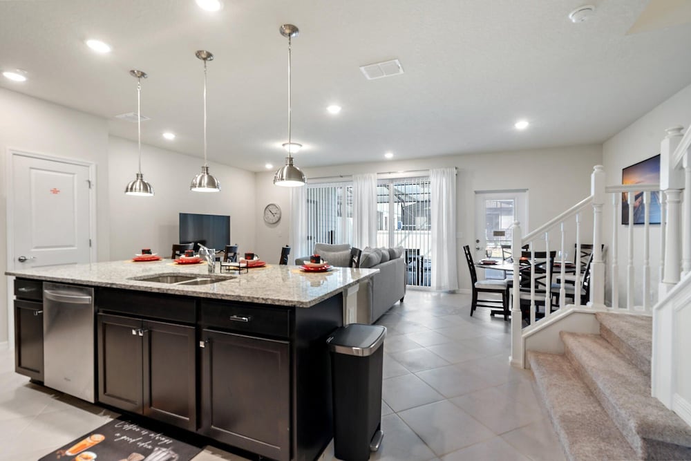 1228 Blue Island Dr