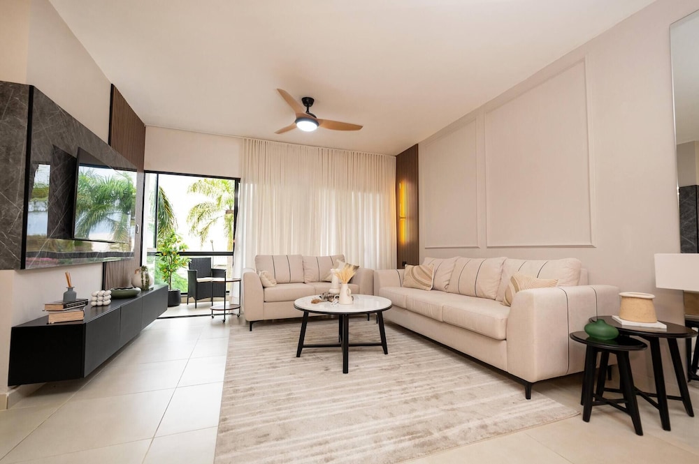 Dream Stay - Pool & Gym - 10min Airport & Homs